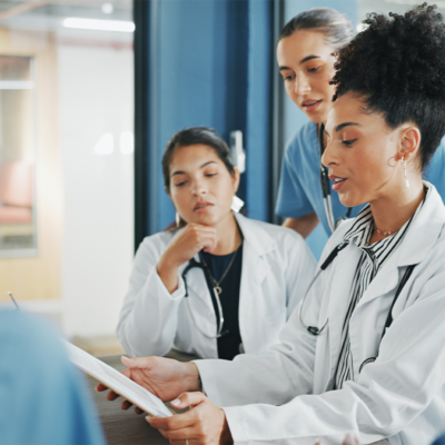 Group of medical professionals learning from eachother.